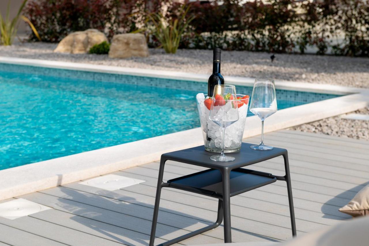 Luxury Villa Santa Cruz With Xl Pool And Jacuzzi Potpićan Exterior foto